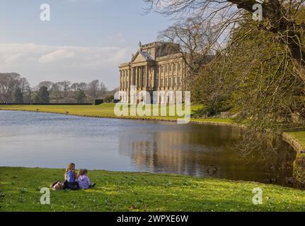 Lyme Park, elisabethanisches Herrenhaus aus dem 16. Jahrhundert mit barocker und palladianischer Architektur im Peak District National Park in der Nähe von Stockport in Cheshire Stockfoto