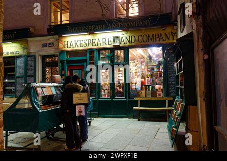 People vor der Shakespeare and Company, einer Buchhandlung mit neuen und gebrauchten Büchern, die 1951 vom Amerikaner George Whitman in lateinischer Sprache eröffnet wurde Stockfoto