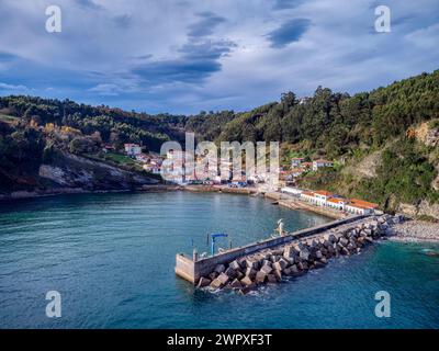 Aus der Vogelperspektive des Fischerdorfes Tazones in Asturien, Spanien. Europa. Stockfoto