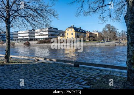 Am Ufer von Norrköping und am Motala-Fluss bei Refvens Grund an einem frühen Frühlingstag im März. Norrköping ist eine historische Industriestadt in Schweden. Stockfoto