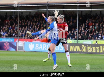 Crawley, Großbritannien. März 2024. Broadfield Stadium, Crawley, 9. März 2024; Guro Bdergsvand (5 Brighton) und Millie Turner (21 Manchester United) kämpften um den Ball während des Adobe Women's FA Cup Spiels zwischen Brighton Hove Albion und Manchester United im Broadfield Stadion in Crawley, England. (Bettina Weissensteiner/SPP) Credit: SPP Sport Pressefoto. /Alamy Live News Stockfoto