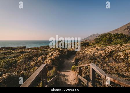 Gehen Sie an Bord zum Strand im Garrapata State Park, Kalifornien Stockfoto