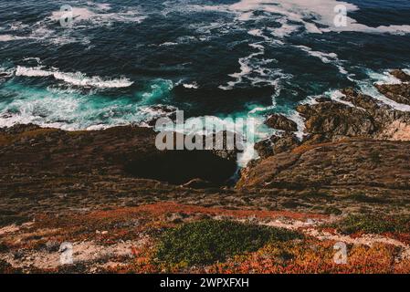 Die zerklüftete kalifornische Küste mit blauem Wasser im Pazifischen Ozean darunter Stockfoto