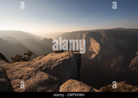 Frau am Rande einer Klippe am Taft Point in Yosemite, Kalifornien Stockfoto