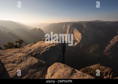 Frau am Rande einer Klippe am Taft Point in Yosemite, Kalifornien Stockfoto