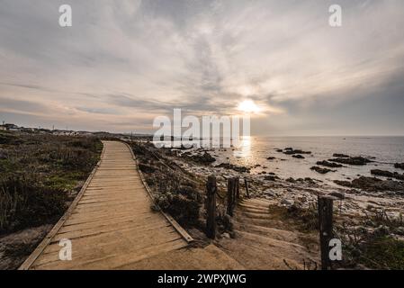 Pfad, der zu einem ruhigen Strand bei Sonnenuntergang in der Nähe von Monterey California führt Stockfoto