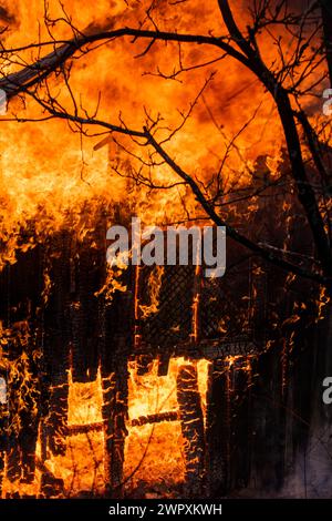 Feuer Feuer Flamme Zuhause. Hausfeuer. Brennendes Gebäude. Offenes Feuer. Brennendes Haus. Einfamilienhaus komplett zerstört durch Feuer. Stockfoto