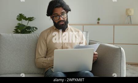 Internet Tutor Lehrer in Brillen muslimischer Mann Mann Mann männlich indischer arabischer Geschäftsmann Talk Video Meeting auf Laptop Webcam Geschäftskonferenz online in Stockfoto