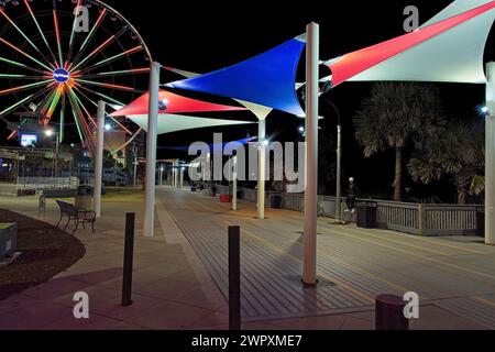 Beleuchtete Promenade, Riesenrad bei Nacht in Myrtle Beach, South Carolina – Februar 2023 Stockfoto