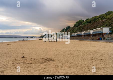 Branksome Chine Beach, Dorset, England, Großbritannien - 28. September 2022: Blick vom Strand in Richtung Sandbanks Beach mit herannahendem Sturm Stockfoto