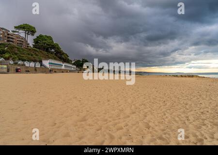 Branksome Chine Beach, Dorset, England, Großbritannien - 28. September 2022: Blick vom Strand in Richtung Bournemouth mit herannahendem Sturm Stockfoto