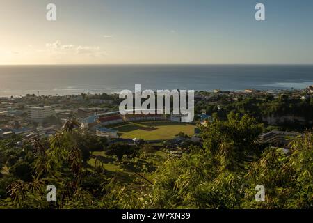 Blick hinunter auf das Windsor Park Sports Stadium in Roseau, Dominica Stockfoto