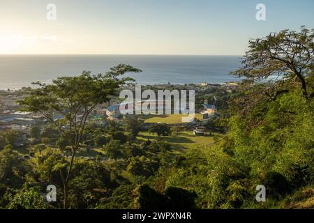 Blick hinunter auf das Windsor Park Sports Stadium in Roseau, Dominica Stockfoto