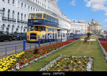 VINTAGE EASTBOURNE CORPORATION LEYLAND TITAN BUS VORBEI AN TEPPICHGÄRTEN AM MEER Stockfoto