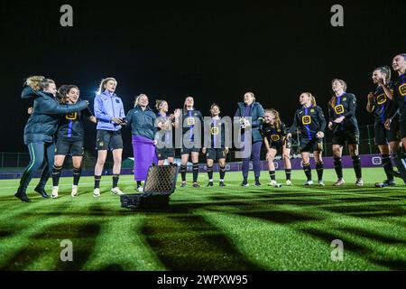 Anderlecht, Belgien. März 2024. Das Team Anderlecht wurde nach einem Frauenfußballspiel zwischen RSC Anderlecht und Sporting du Pays de Charleroi am 18. Spieltag der Saison 2023 - 2024 der belgischen Lotto Womens Super League am Samstag, 9. März 2024 in Anderlecht, Belgien, gezeigt. Quelle: Sportpix/Alamy Live News Stockfoto