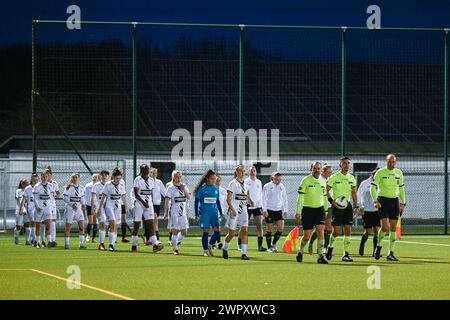 Anderlecht, Belgien. März 2024. Die Spieler, die das Spielfeld betreten, werden vor einem Frauenfußballspiel zwischen RSC Anderlecht und Sporting du Pays de Charleroi am 18. Spieltag der Saison 2023 - 2024 der belgischen Lotto Womens Super League am Samstag, 9. März 2024 in Anderlecht, Belgien, gezeigt. Quelle: Sportpix/Alamy Live News Stockfoto