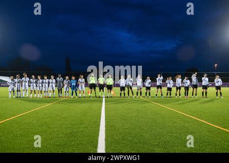 Anderlecht, Belgien. März 2024. Die Aufstellung vor einem Frauenfußballspiel zwischen RSC Anderlecht und Sporting du Pays de Charleroi am 18. Spieltag der Saison 2023 - 2024 der Belgischen Lotto Womens Super League am Samstag, 9. März 2024 in Anderlecht, Belgien. Quelle: Sportpix/Alamy Live News Stockfoto