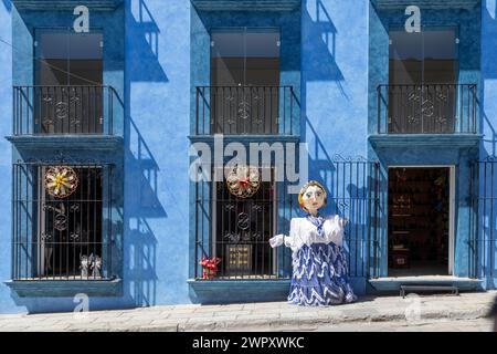 Oaxaca, Mexiko - Eine riesige Pappmaché-Puppe (Mono de calenda) vor einem Geschäft in der Calle Macedonio Alcala, einer belebten Straße, die nur für Fußgänger geöffnet ist Stockfoto