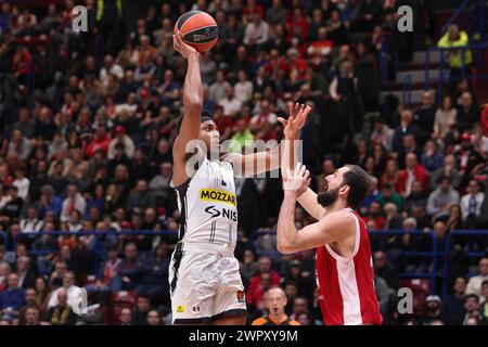 Mailand, Italien. März 2024. Italien, Mailand, 8. märz 2024: Zach Leday (Partizan) Mid-Range-Schuss im 2. Quartal während des Basketballspiels EA7 Emporio Armani Milan vs Partizan Belgrad, EuroLeague 2023-24 Runde 28 (Foto: Fabrizio Andrea Bertani/Pacific Press) Credit: Pacific Press Media Production Corp./Alamy Live News Stockfoto