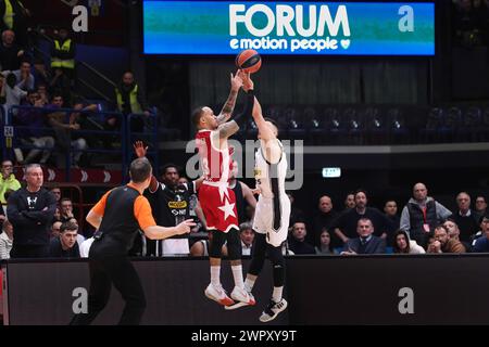 Mailand, Italien. März 2024. Italien, Mailand, 8. märz 2024: Shabazz Napier (Armani) schoss vom Sieg im 4. Quartal während des Basketballspiels EA7 Emporio Armani Milan vs Partizan Belgrad, EuroLeague 2023-24 Runde 28 (Foto: Fabrizio Andrea Bertani/Pacific Press) Credit: Pacific Press Media Production Corp./Alamy Live News Stockfoto