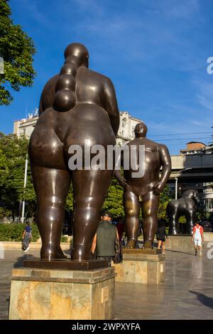 MEDELLIN, KOLUMBIEN - 17. JANUAR 2024: Adam und Eva. Bronzeskulpturen des berühmten kolumbianischen Künstlers Fernando Botero Angulo auf dem Platz, der trägt Stockfoto