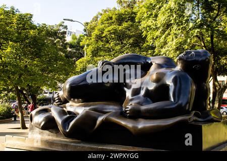 MEDELLIN, KOLUMBIEN - 17. JANUAR 2024: Ruhende Frau. Bronzeskulpturen des berühmten kolumbianischen Künstlers Fernando Botero Angulo auf dem Platz, der bea Stockfoto