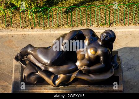 MEDELLIN, KOLUMBIEN - 17. JANUAR 2024: Ruhende Frau. Bronzeskulpturen des berühmten kolumbianischen Künstlers Fernando Botero Angulo auf dem Platz, der bea Stockfoto