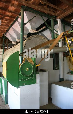 Maschinen im Bereich der Kaffeebohnentrocknung, Doka Coffee Estate, Sabanilla de Alajuela, Poas Volcano National Park, Costa Rica. Stockfoto