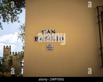 Namensschilder von San Basilio in Cordoba, historisches Stadtzentrum, Andalusien, Spanien Stockfoto