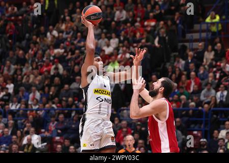 Mailand, Italien. März 2024. Italien, Mailand, 8. märz 2024: Zach Leday (Partizan) Mittelklasse-Schuss im 2. Quartal während des Basketballspiels EA7 Emporio Armani Milan vs Partizan Belgrad, EuroLeague 2023-24 Runde 28 (Credit Image: © Fabrizio Andrea Bertani/Pacific Press via ZUMA Press Wire) NUR REDAKTIONELLE VERWENDUNG! Nicht für kommerzielle ZWECKE! Stockfoto