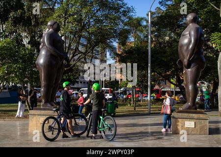 MEDELLIN, KOLUMBIEN - 17. JANUAR 2024: Adam und Eva. Touristen auf einer Fahrradtour am Fernando Botero Platz im Zentrum der Stadt Medellin. Adan Stockfoto