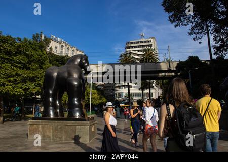 MEDELLIN, KOLUMBIEN - 17. JANUAR 2024: PFERD. Bronzeskulpturen des berühmten kolumbianischen Künstlers Fernando Botero Angulo auf dem Platz mit seinem namen Stockfoto
