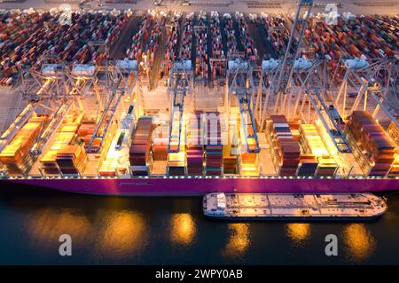 Luftaufnahme eines großen Containers in einem Hafen in Rotterdam, Niederlande Stockfoto
