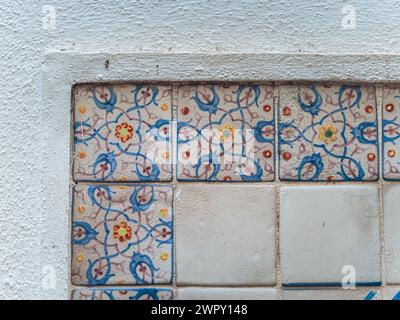 islamische Keramikfliesen im andalusischen Stil an einer Wand, nahtloses Muster, geometrischer Hintergrund Stockfoto