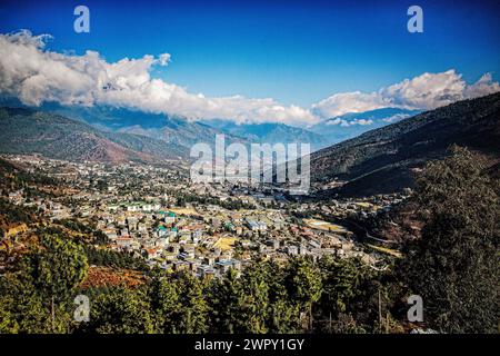 Die Hauptstadt Thimphu, Bhutan, liegt in einem Gebirgstal am Fuße des Himalaya. Stockfoto