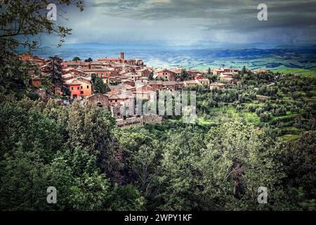 Die Stadt Montalcino in der Toskana, Italien. Stockfoto