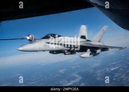 Eine F/A-18C Hornet der finnischen Luftwaffe erhält Luft-Luft-Betankung von einem US-Stratotanker KC-135, der dem 100th Air Betankungsflügel, Royal Air Force Mildenhall, England, zur Unterstützung der Nordic Response 24 über Schweden am 7. März 2024 zugewiesen wurde. Mildenhall nahm an Nordic Response 24 Teil, einer von Norwegen geführten Übung, die in Norwegen, Schweden und Finnland stattfand. NR24 zeigt, dass die kritischen Beziehungen und Verpflichtungen zwischen den Alliierten nach wie vor ein Stabilitätsanker sind, da jede Nation bereit ist, unsere kollektiven Werte, Menschen und Gebiete zu schützen. (Foto der U.S. Air Force von Senior Airman Alvaro Villagomez) Stockfoto