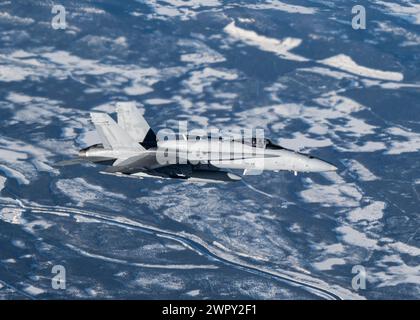 Eine F/A-18C Hornet der finnischen Luftwaffe fliegt neben einem U.S. KC-135 Stratotanker vom 100th Air Betanking, Royal Air Force Mildenhall, England, zur Unterstützung der Nordic Response 24 über Schweden am 7. März 2024. Mildenhall nahm an Nordic Response 24 Teil, einer von Norwegen geführten Übung, die in Norwegen, Schweden und Finnland stattfand. NR24 zeigt, dass die kritischen Beziehungen und Verpflichtungen zwischen den Alliierten nach wie vor ein Stabilitätsanker sind, da jede Nation bereit ist, unsere kollektiven Werte, Menschen und Gebiete zu schützen. (Foto der U.S. Air Force von Senior Airman Alvaro Villagomez) Stockfoto