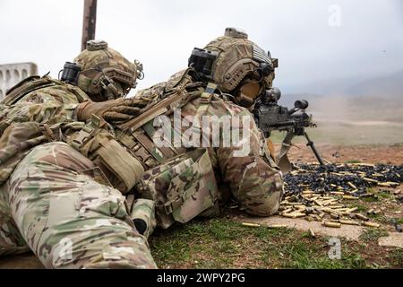 Die Green Berets der US-Armee wurden der Abschussreichweite der 1. Bis 10. Special Forces Group (Airborne) während des Trojanischen Fußabdrucks 24 in der Nähe von Sofia, Bulgarien, am 3. März 2024 zugewiesen. Die US Special Operations Command Europe setzt sich weiterhin für kollektive Verteidigung und kooperative Sicherheit zusammen mit europäischen Verbündeten und Partnern ein. (Foto der US-Armee von Sgt. Alejandro Lucero) Stockfoto