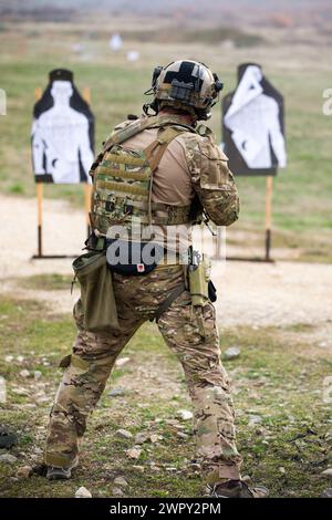 Ein Green Barett der US Army, das der 1-10th Special Forces Group (Airborne) zugewiesen wurde, arbeitet am 3. März 2024 an der Kampfkunst (CMMS) während des Trojanischen Fußabdrucks 24 in der Nähe von Sofia, Bulgarien. Die US Special Operations Command Europe setzt sich weiterhin für kollektive Verteidigung und kooperative Sicherheit zusammen mit europäischen Verbündeten und Partnern ein. (Foto der US-Armee von Sgt. Alejandro Lucero) Stockfoto