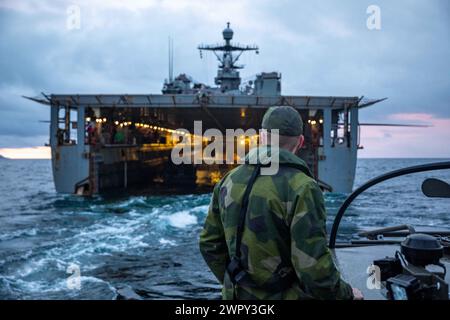 Eine schwedische Marine, die dem 2. Bataillon zugewiesen wurde, beobachtet, wie sich das Boot während des Kleinbootes zur Unterstützung des Standhaften Defenders am 24. März 2024 dem Brunnendeck des Docklandeschiffs USS Gunston Hall (LSD 44) nähert. Schweden, das neueste Mitglied der NATO, integriert sich während der größten Übung der Allianz seit Jahrzehnten in die NATO-Streitkräfte und setzt ihre langjährige Partnerschaft fort und zeigt gleichzeitig, dass die NATO in der Lage ist, Truppen rasch einzusetzen, um die Verteidigung Europas zu stärken. (Foto der US Navy von Mass Communication Specialist 1st Class Daniel Stockfoto