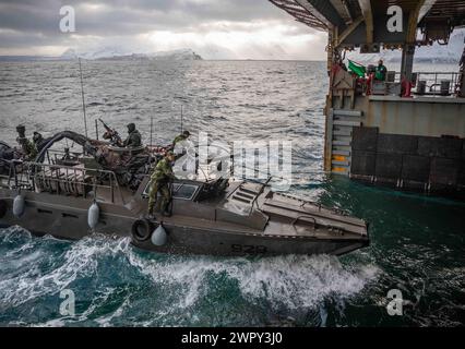 Ein schwedisches Schnellangriffsboot der CB90-Klasse steigt während des Einsatzes von Kleinbooten zur Unterstützung des Steadfast Defender am 24. März 2024 in das Brunnendeck des Dock-Landungsschiffes USS Gunston Hall (LSD 44) ein. Schweden, das neueste Mitglied der NATO, integriert sich während der größten Übung der Allianz seit Jahrzehnten in die NATO-Streitkräfte und setzt ihre langjährige Partnerschaft fort und zeigt gleichzeitig, dass die NATO in der Lage ist, Truppen rasch einzusetzen, um die Verteidigung Europas zu stärken. (Foto der U.S. Navy von Mass Communication Specialist 1st Class Danielle Serocki) Stockfoto