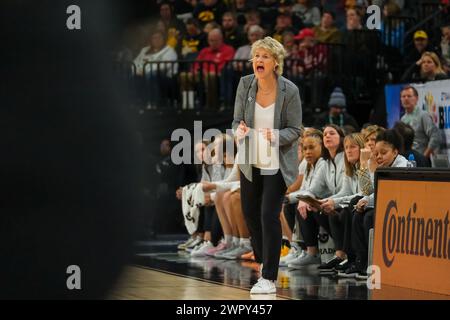 Minneapolis, Minnesota, USA. März 2024. Iowa Hawkeyes Cheftrainer LISA BLUDER macht einen Play Call während eines Spiels zwischen Iowa und Michigan beim TIAA Big10 Women's Basketball Tournament 2024 im Target Center am 9. März 2024. Iowa gewann 95:68. (Kreditbild: © Steven Garcia/ZUMA Press Wire) NUR REDAKTIONELLE VERWENDUNG! Nicht für kommerzielle ZWECKE! Stockfoto