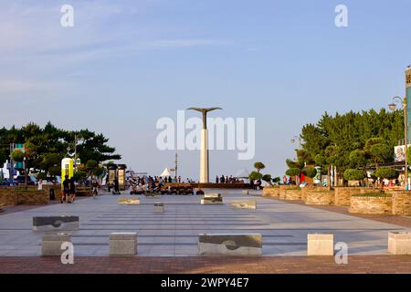 Yangyang County, Südkorea - 30. Juli 2019: Ein lebhafter Spätsommertag im Innenhof, der zum Naksan Beach führt, mit einer unverwechselbaren Metallstatue Stockfoto