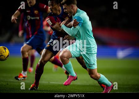 Barcelona, Spanien. März 2024. Lato (RCD Mallorca) und Jules Kounde (FC Barcelona) während eines La Liga EA Sports Spiels zwischen dem FC Barcelona und dem RCD Mallorca am 8. März 2024 in Estadi Olímpic Lluis Companys in Barcelona, Spanien. Foto: Felipe Mondino/SIPA USA Credit: SIPA USA/Alamy Live News Stockfoto