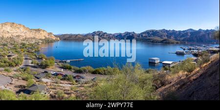 Bootsanlegestelle am Saguaro Lake Marina und Aussichtspunkt für Picknickbereiche. Landschaftlich reizvolle Landschaft in der Sonora-Wüste Superstition Mountains Wilderness Arizona USA Stockfoto