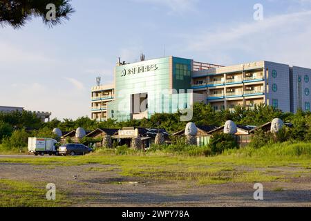 Yangyang County, Südkorea - 30. Juli 2019: Vorderansicht des Ocean Valley Resorts in der Nähe von Naksan Beach, mit einem geschlossenen alten koreanischen Restaurant und un Stockfoto