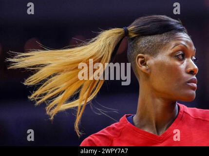 15. Juni 2012: Ashley Robinson (43) von den Washington Mystics spielt gegen das Indiana Fever während eines WNBA-Spiels im Verizon Center in Washington, DC. Mystics gewann 67:66. Stockfoto