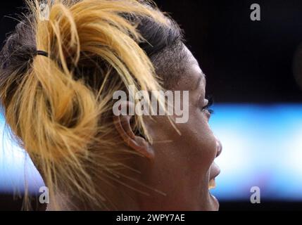 15. Juni 2012: Ashley Robinson (43) von den Washington Mystics spielt gegen das Indiana Fever während eines WNBA-Spiels im Verizon Center in Washington, DC. Mystics gewann 67:66. Stockfoto