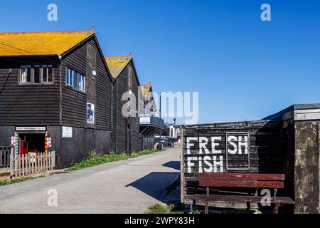 Traditionelle schwarze Holzgeschäfte im Stade in der historischen Altstadt von Hastings, East Sussex, England Stockfoto